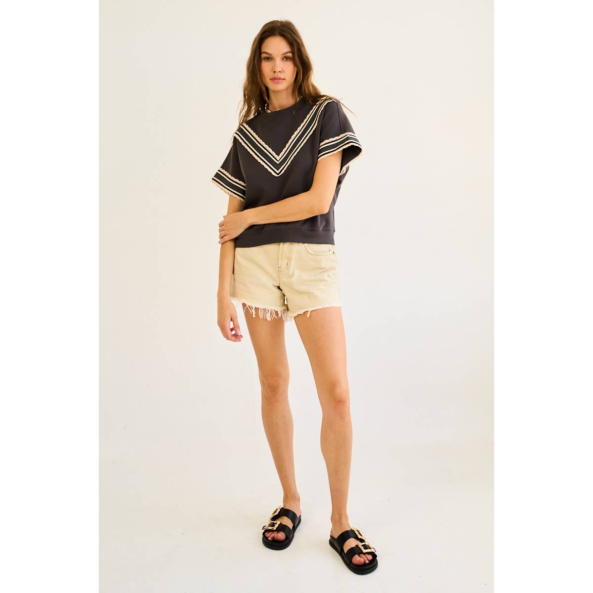 Vintage-Inspired Lace Trim Tee with V Detail – Sporty & Feminine Contrast Top
