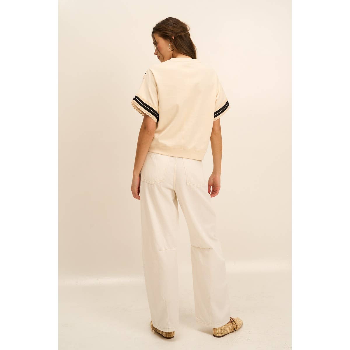 Vintage-Inspired Lace Trim Tee with V Detail – Sporty & Feminine Contrast Top
