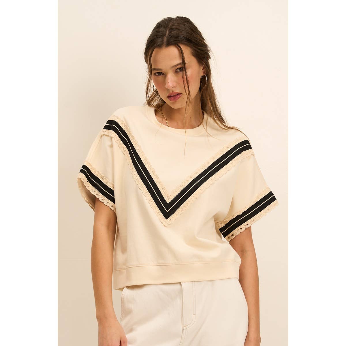 Vintage-Inspired Lace Trim Tee with V Detail – Sporty & Feminine Contrast Top