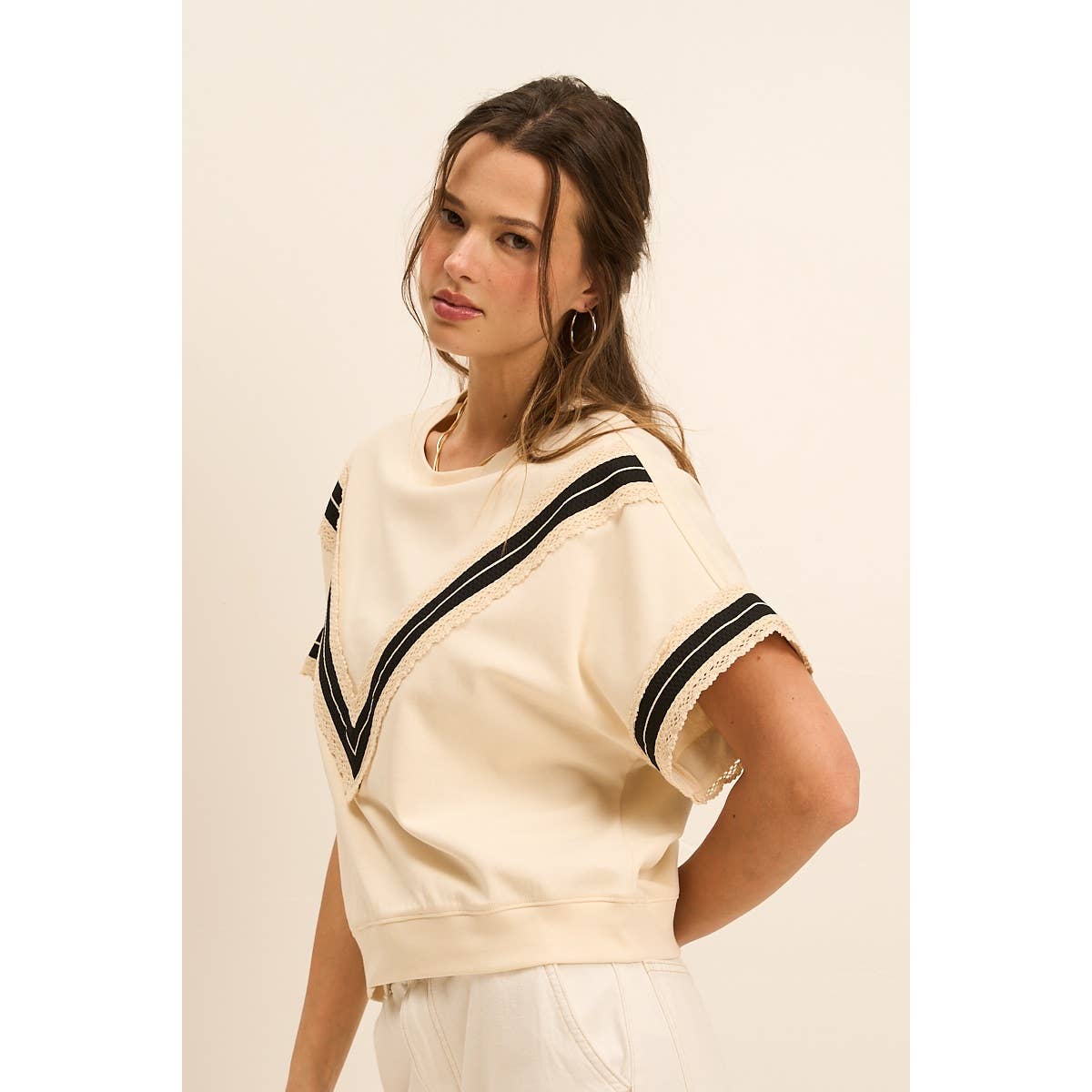 Vintage-Inspired Lace Trim Tee with V Detail – Sporty & Feminine Contrast Top