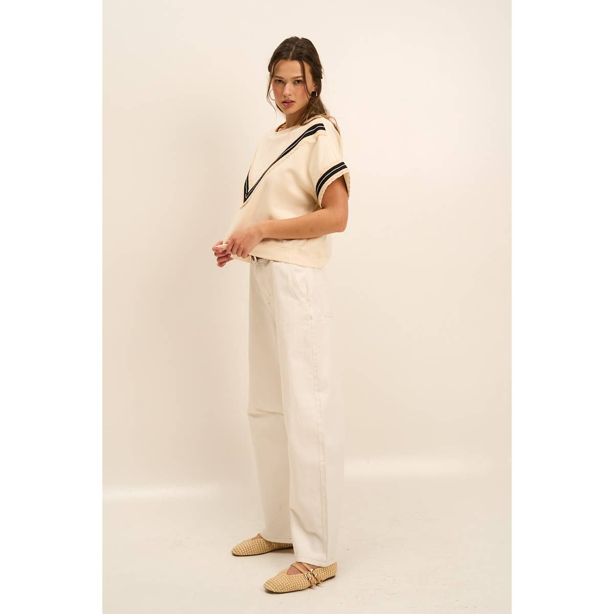 Vintage-Inspired Lace Trim Tee with V Detail – Sporty & Feminine Contrast Top