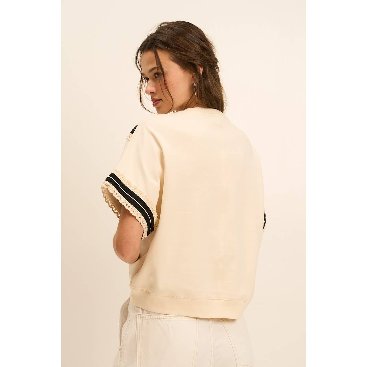 Vintage-Inspired Lace Trim Tee with V Detail – Sporty & Feminine Contrast Top