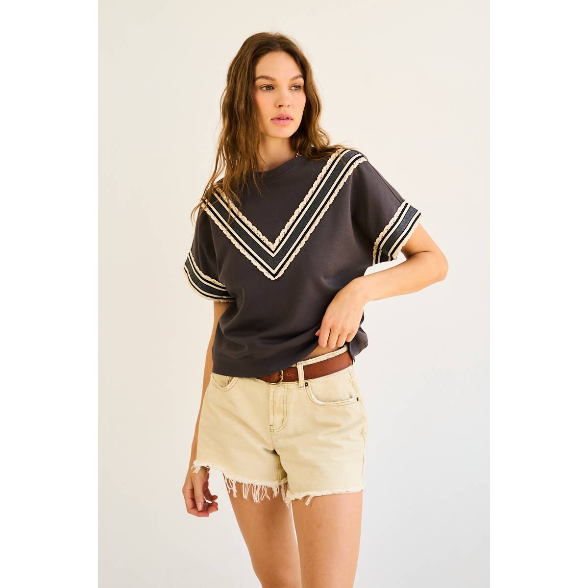 Vintage-Inspired Lace Trim Tee with V Detail – Sporty & Feminine Contrast Top