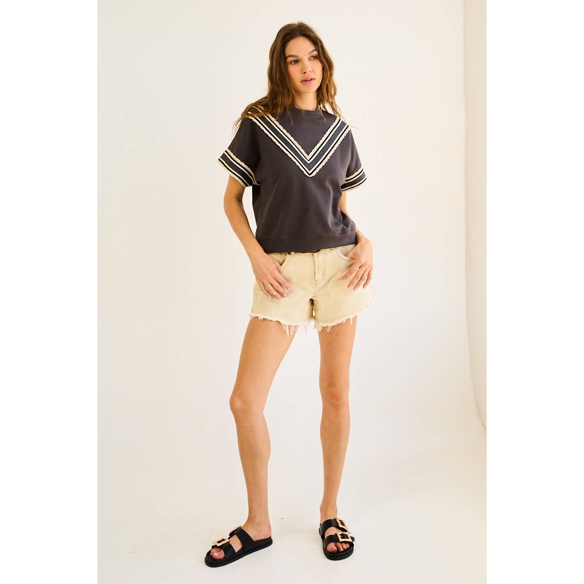 Vintage-Inspired Lace Trim Tee with V Detail – Sporty & Feminine Contrast Top
