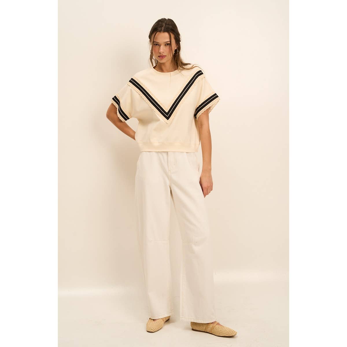 Vintage-Inspired Lace Trim Tee with V Detail – Sporty & Feminine Contrast Top