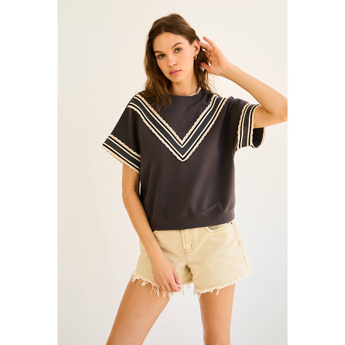 Vintage-Inspired Lace Trim Tee with V Detail – Sporty & Feminine Contrast Top
